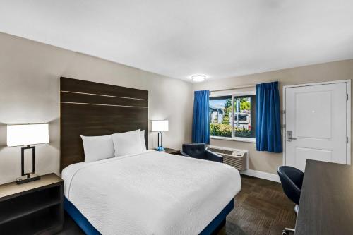 Postel nebo postele na pokoji v ubytování Travelodge by Wyndham Santa Rosa Wine Country