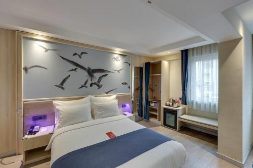 Ramada by Wyndham Istanbul Old City — Photo of the whole room