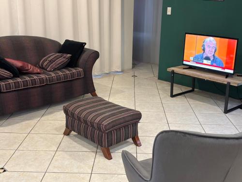 TV a/nebo společenská místnost v ubytování Peshi's Guest House