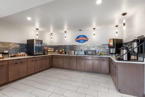 Η κουζίνα ή μικρή κουζίνα στο Baymont by Wyndham Dothan