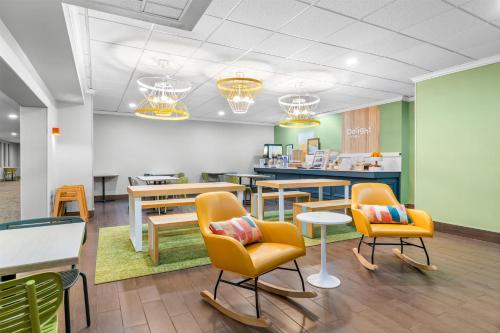 Posezení v ubytování Spark by Hilton Lockport