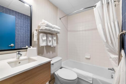 Phòng tắm tại Spark by Hilton Lockport