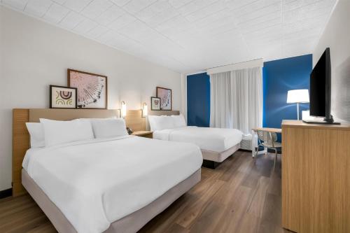 Giường trong phòng chung tại Spark by Hilton Lockport