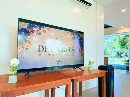 TV a/nebo společenská místnost v ubytování De Cairo's Mountain & Ocean View Resort