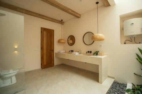 Ένα μπάνιο στο Bohemian Beachfront Apartments