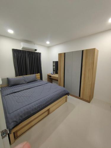 Postel nebo postele na pokoji v ubytování The White House Chalong