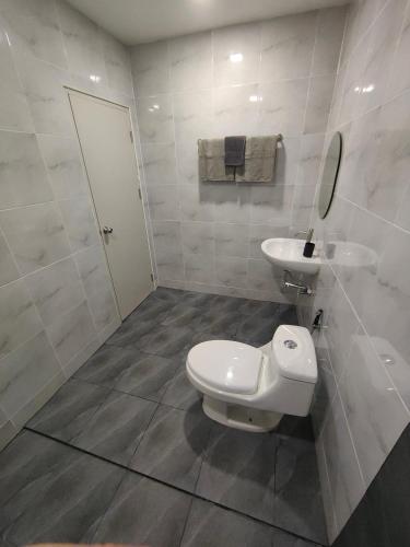 Koupelna v ubytování The White House Chalong