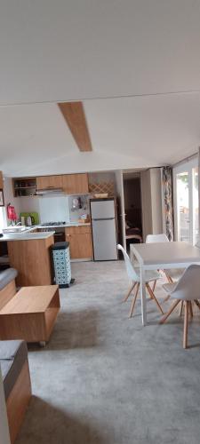 Η κουζίνα ή μικρή κουζίνα στο Mobil home chez Thierry et Véro