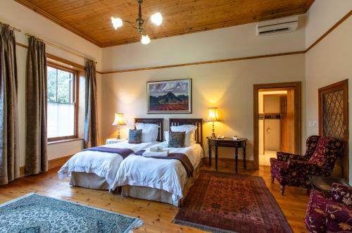 Postel nebo postele na pokoji v ubytování Evergreen Manor and Spa