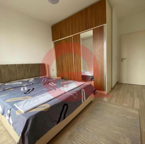 Giường trong phòng chung tại Cozzy Apartment