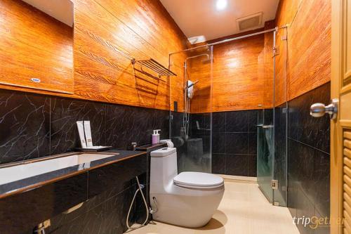 a bathroom with a toilet and a sink and a shower at Evergreen2 เอเวอร์กรีนทู in Ban Pok Nai