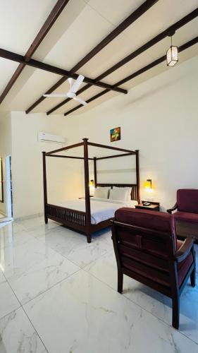 a bedroom with a large bed and a couch at Big Mama Corbett in Belparāo