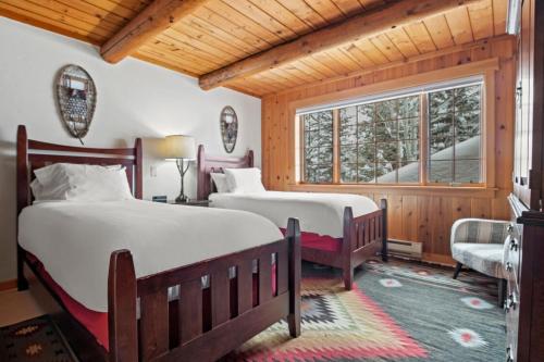 Un dormitorio con dos camas y una ventana en RMR: Teton View Cabin Home in WilsonWY, en Wilson