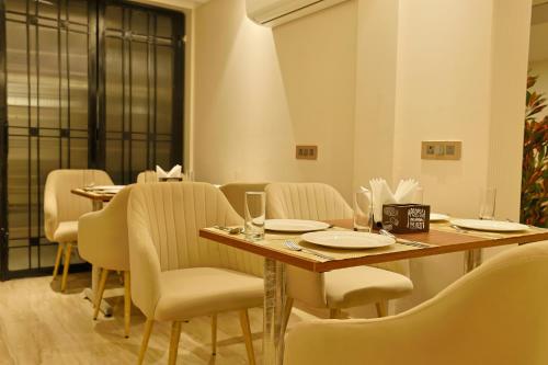 Un comedor con mesa y sillas en Millora Cyber Suites, DLF Phase 3, en Gurgaon