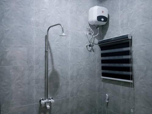 MeranにあるDel Migos Hotel & Suitesのシャワーヘッド付きの浴室のシャワー