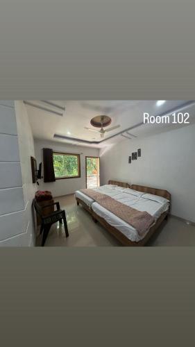a bedroom with a bed in a room at Hotel Green Forest Mahableshwar in Mahabaleshwar