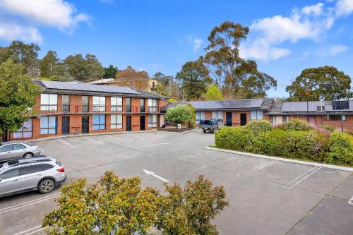 an empty parking lot in front of a building at Econo Lodge Lilydale in Lilydale