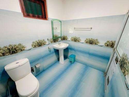 Ένα μπάνιο στο Nature Villa Hiriketiya