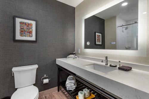 Ένα μπάνιο στο Cambria Hotel Columbia Downtown the Vista