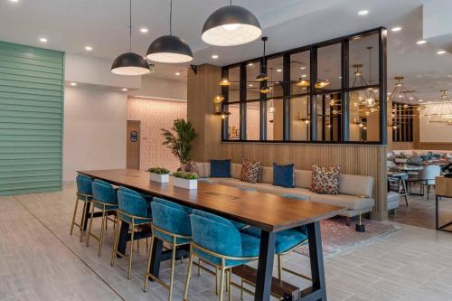 Cambria Hotel Columbia Downtown the Vista — Restaurant/places to eat