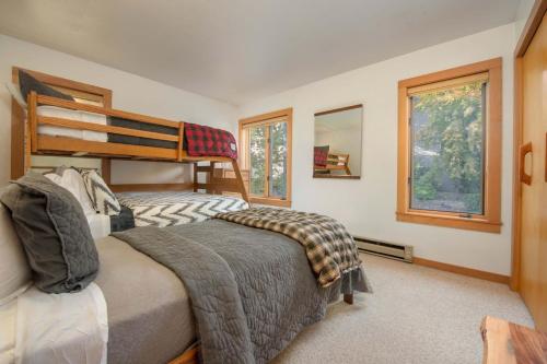 Ένα ή περισσότερα κρεβάτια σε δωμάτιο στο RMR: Rendezvous A3 Condo in Teton Village