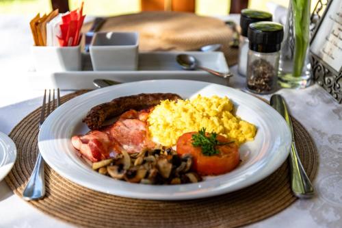 um prato de comida de pequeno-almoço numa mesa em Evergreen Manor and Spa em Stellenbosch
