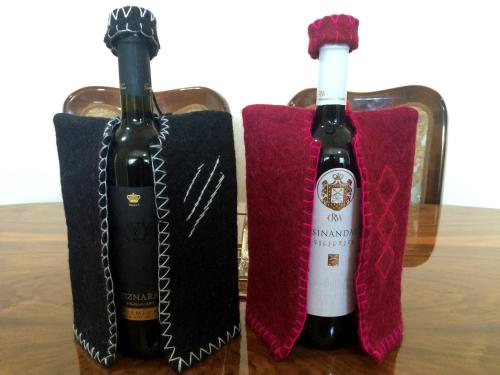 due bottiglie di vino sedute sopra un tavolo di Mari Guest House a Telavi