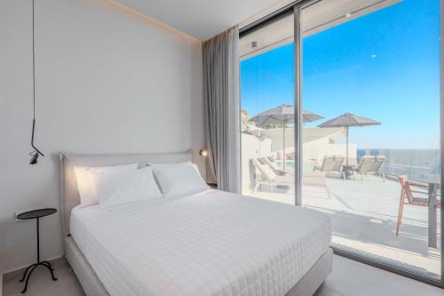 Un dormitorio con una cama y vista a un patio. en Zeus Villa, en Sellía