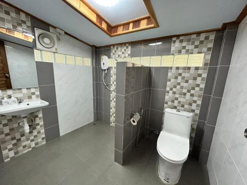 タークにあるMagmai HomestayTakのトイレと洗面台のあるバスルーム