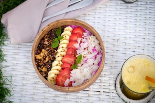 uma tigela de comida numa mesa com uma bebida em Atalaya Villas Nusa Penida - Adults only em Nusa Penida