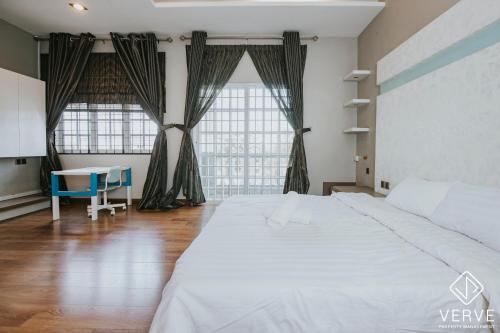 Ένα ή περισσότερα κρεβάτια σε δωμάτιο στο Luxe Retreat Homestay by Verve