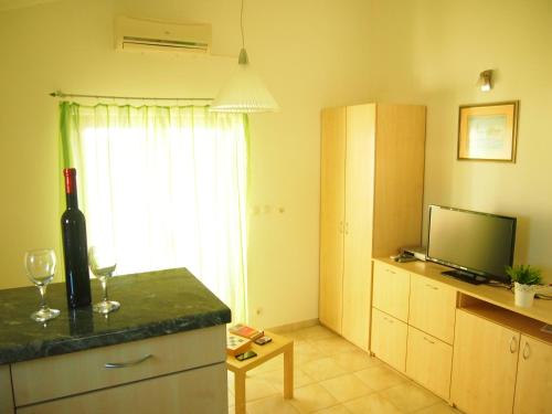 una cocina con una botella de vino en una barra en Bunari Apartments, en Tribunj