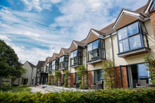 a row of houses with windows on the side at The Swan, Streatley, Berkshire in Streatley