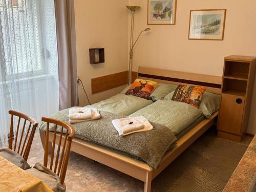 穆劳Steinadler apartman kertes ház csendes helyen saját parkolóval kutyabarát的一间卧室，有两张床，床上有毛巾