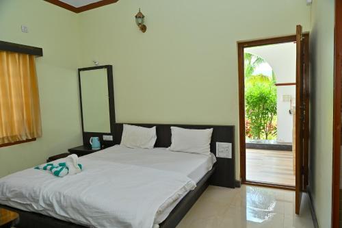 Postel nebo postele na pokoji v ubytování NAVARATHNA International resort