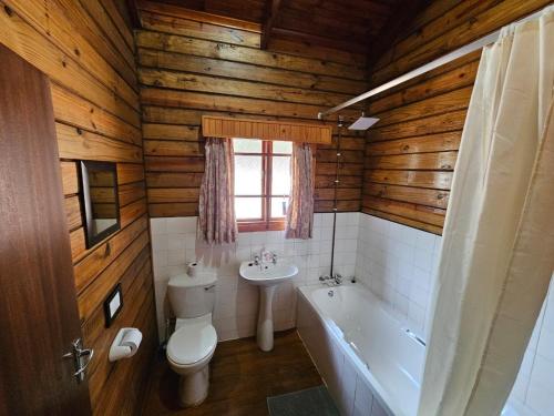 グラスコップにあるLisbon Eco Lodgeのトイレ、浴槽、洗面台を備えたバスルーム