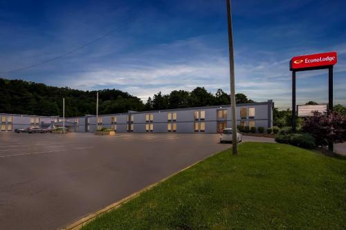 a building with a car parked in a parking lot at Econo Lodge Mt Hope - Beckley North in Mount Hope