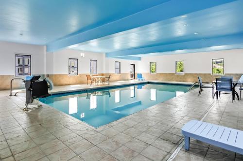 a large swimming pool with chairs and a table at Econo Lodge Mt Hope - Beckley North in Mount Hope