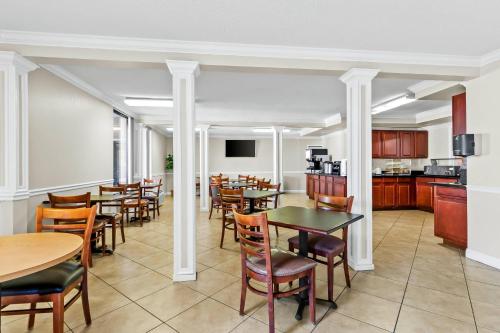 a kitchen and dining room with tables and chairs at Econo Lodge Mt Hope - Beckley North in Mount Hope