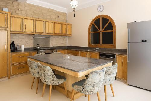 Kuchyň nebo kuchyňský kout v ubytování Villa Douira avec piscine, proche d'Essaouira