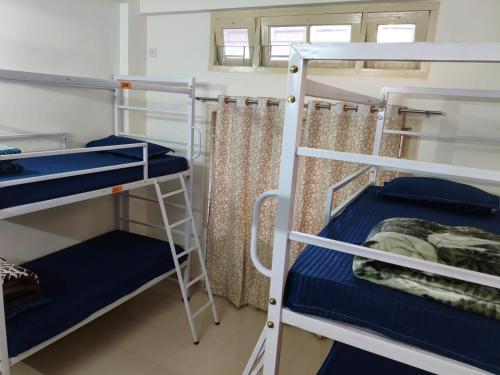 ein Etagenbettzimmer mit zwei Etagenbetten in der Unterkunft Tribal Hostel & Homestay in Guwahati