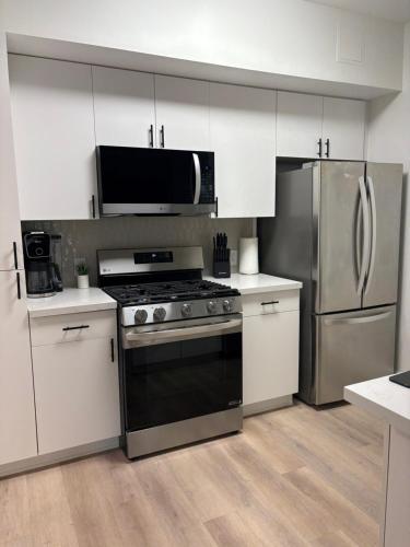 a kitchen with a stove and a microwave and a refrigerator at Modern Crypto Luxury Living in Los Angeles