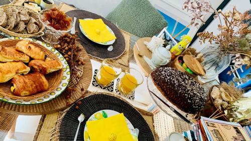 una mesa con platos de comida y vasos de jugo de naranja en La Maison narbonnaise, en Narbona