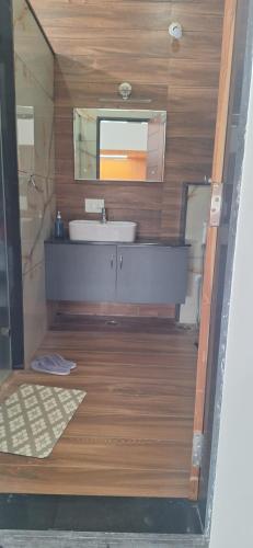 une salle de bain avec un lavabo et un miroir dans l'établissement Aavasan home stay, à Davangere