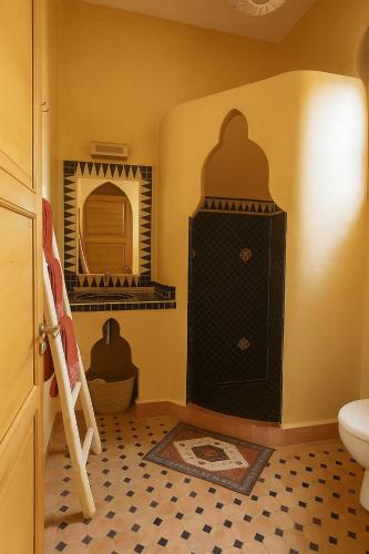 a bathroom with a mirror and a sink and a toilet at Villa Douira avec piscine, proche d'Essaouira in Essaouira