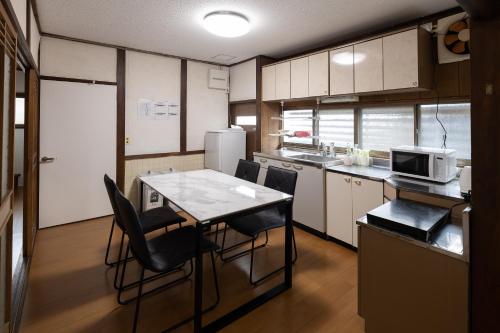 Η κουζίνα ή μικρή κουζίνα στο ゲストハウスおりべguest house oribe