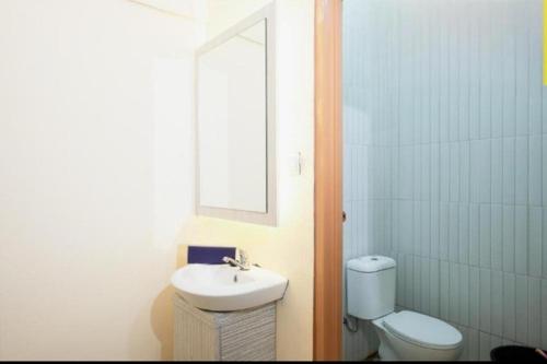 Koupelna v ubytování Hotel O Jatibening Residence Syariah