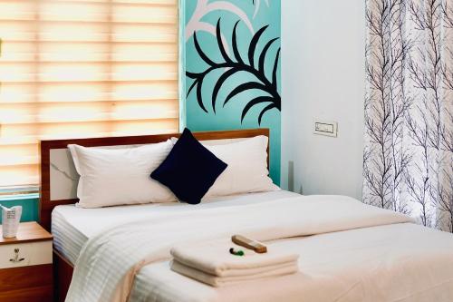 a bedroom with a bed with towels on it at Nyx Villa in Jāmb