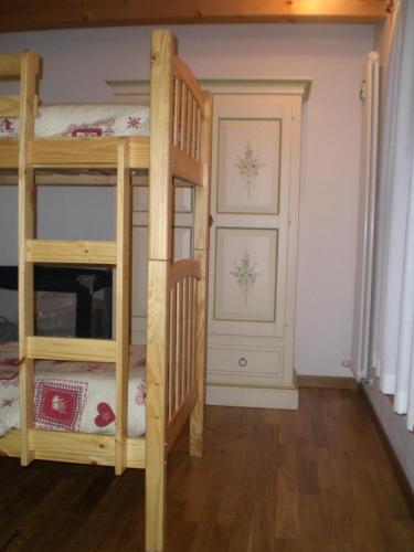 a bedroom with two bunk beds and a door at La Casa nella Vecchia Ferrovia in Arsiero