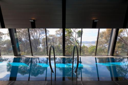 een zwembad met ramen in een gebouw bij MONA Pavilions in Hobart